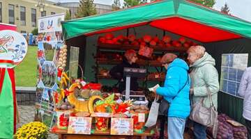 Трудовой коллектив и учащиеся колледжа приняли участие в осенней ярмарке «Восеньскi карагод»