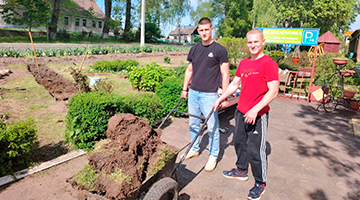 Волонтёры колледжа благоустроили территорию социального учреждения в Ветрино