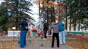 Учащиеся колледжа благоустроили Братскую могилу в Ветрино